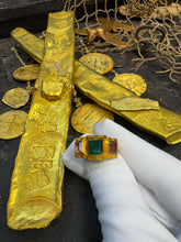 Load image into Gallery viewer, 1715 FLEET SHIPWRECK EMERALD &amp; AMETHYST RING PIRATE GOLD COINS TREASURE JEWELRY