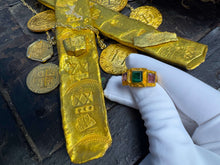 Load image into Gallery viewer, 1715 FLEET SHIPWRECK EMERALD &amp; AMETHYST RING PIRATE GOLD COINS TREASURE JEWELRY